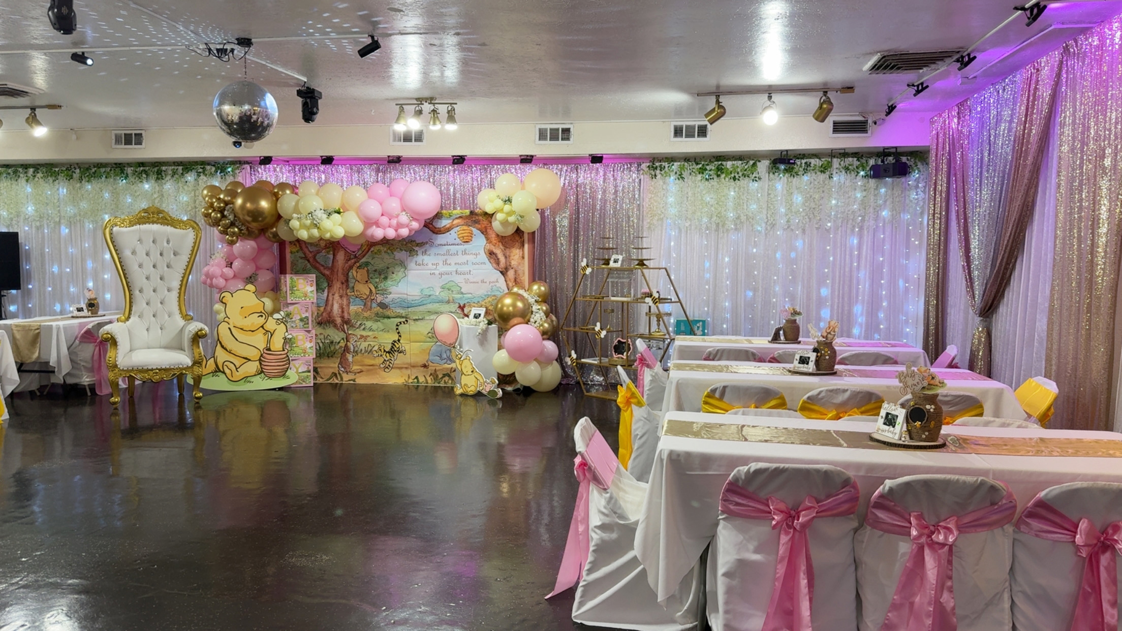 Salón preparado para una celebración infantil